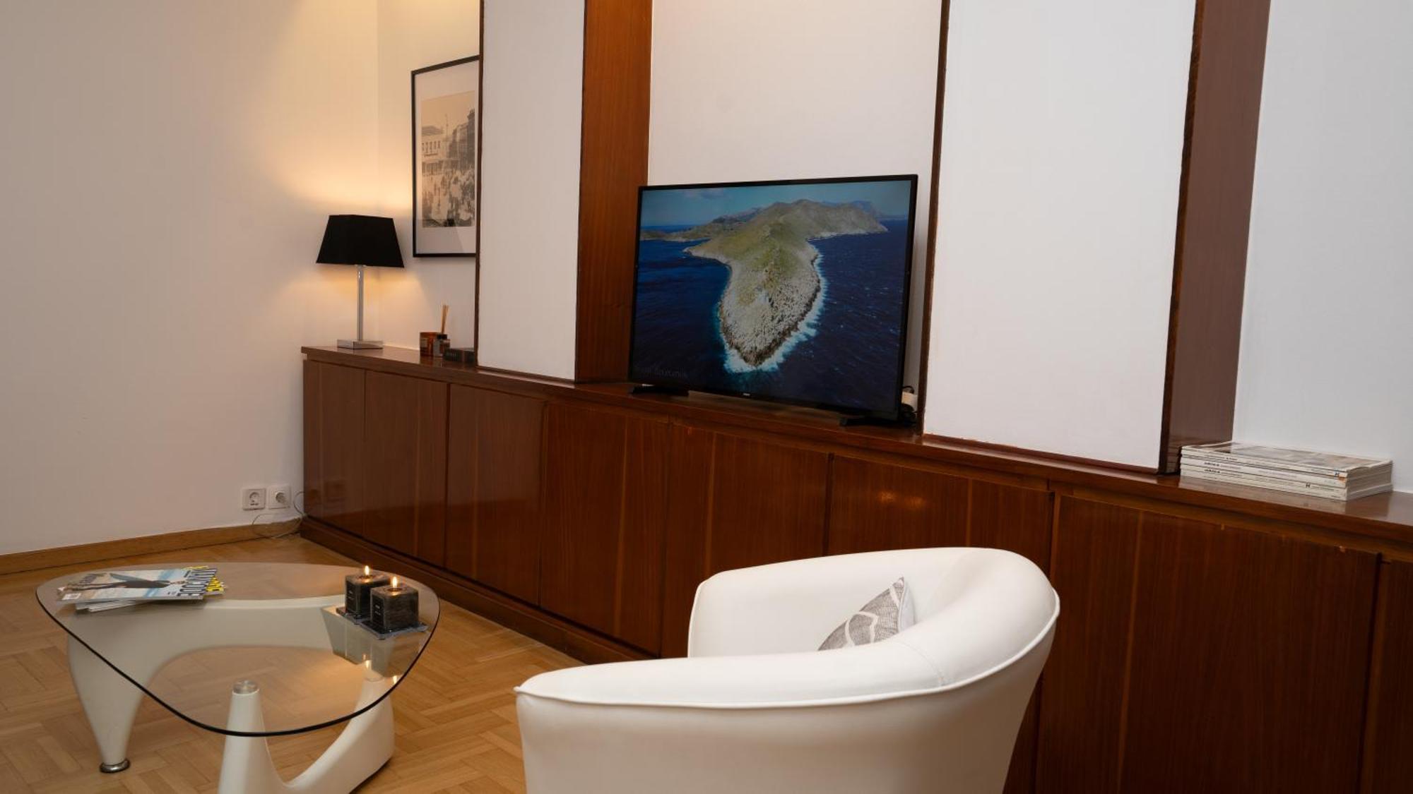 Quiet City Center Apt On A Pedestrian Street Атина Екстериор снимка
