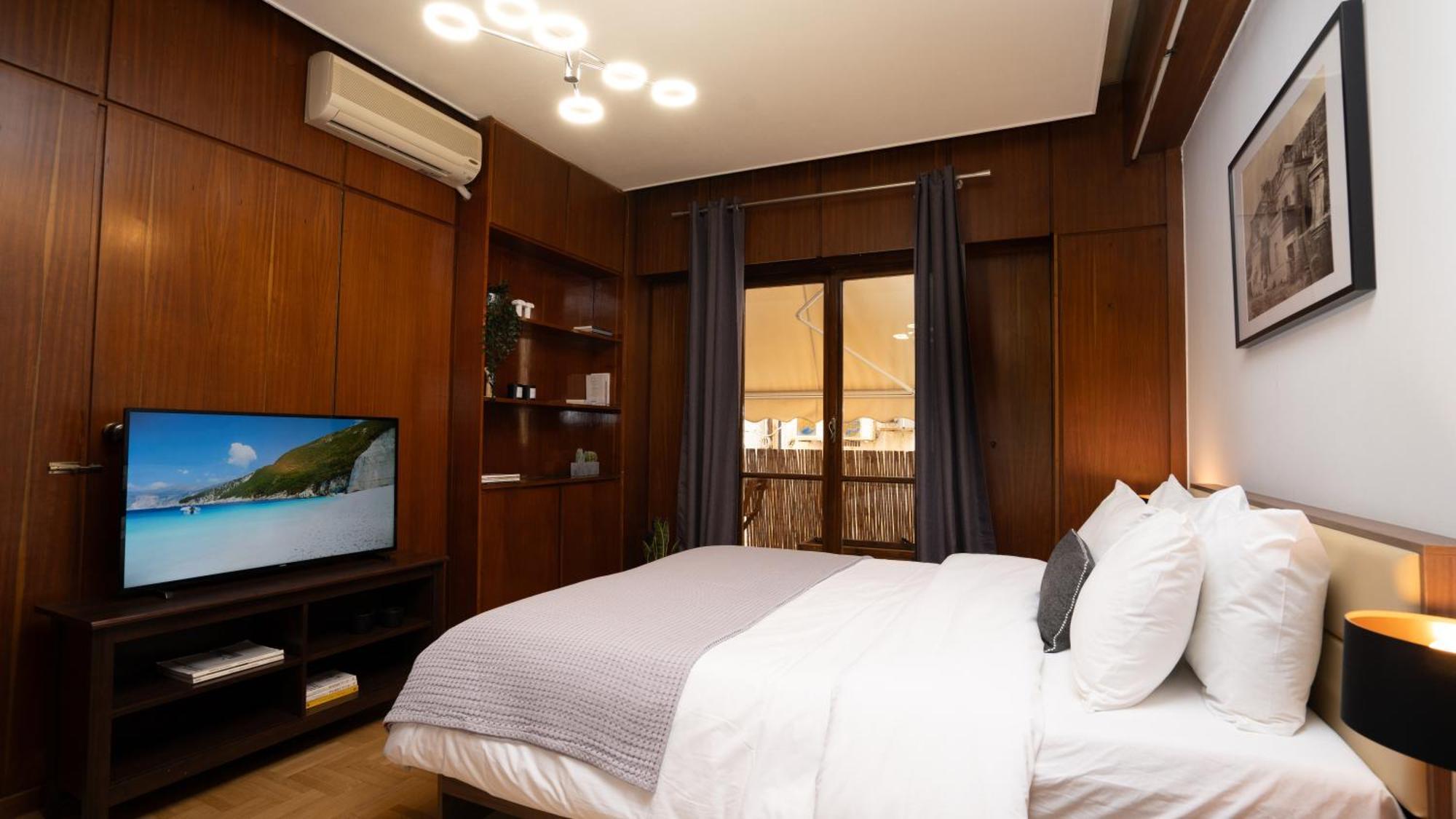 Quiet City Center Apt On A Pedestrian Street Атина Екстериор снимка