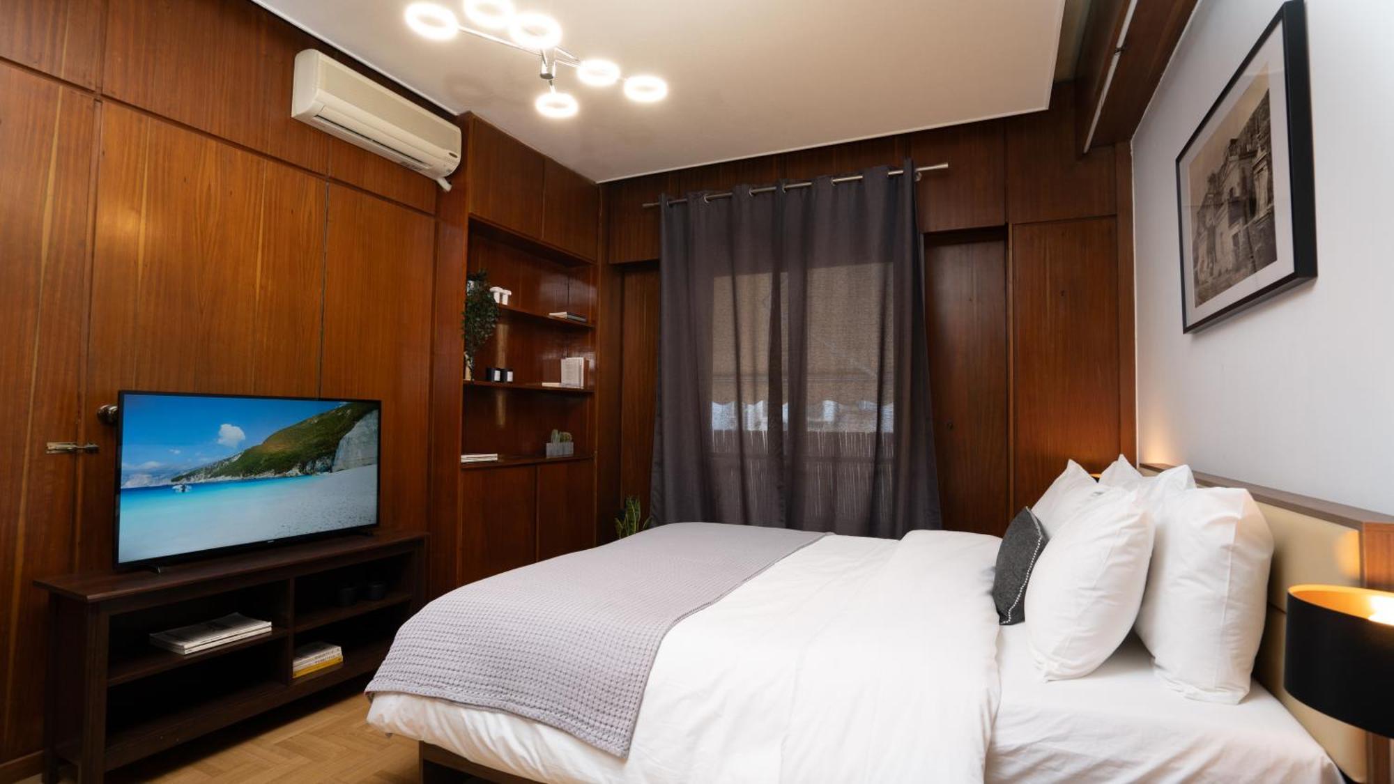 Quiet City Center Apt On A Pedestrian Street Атина Екстериор снимка
