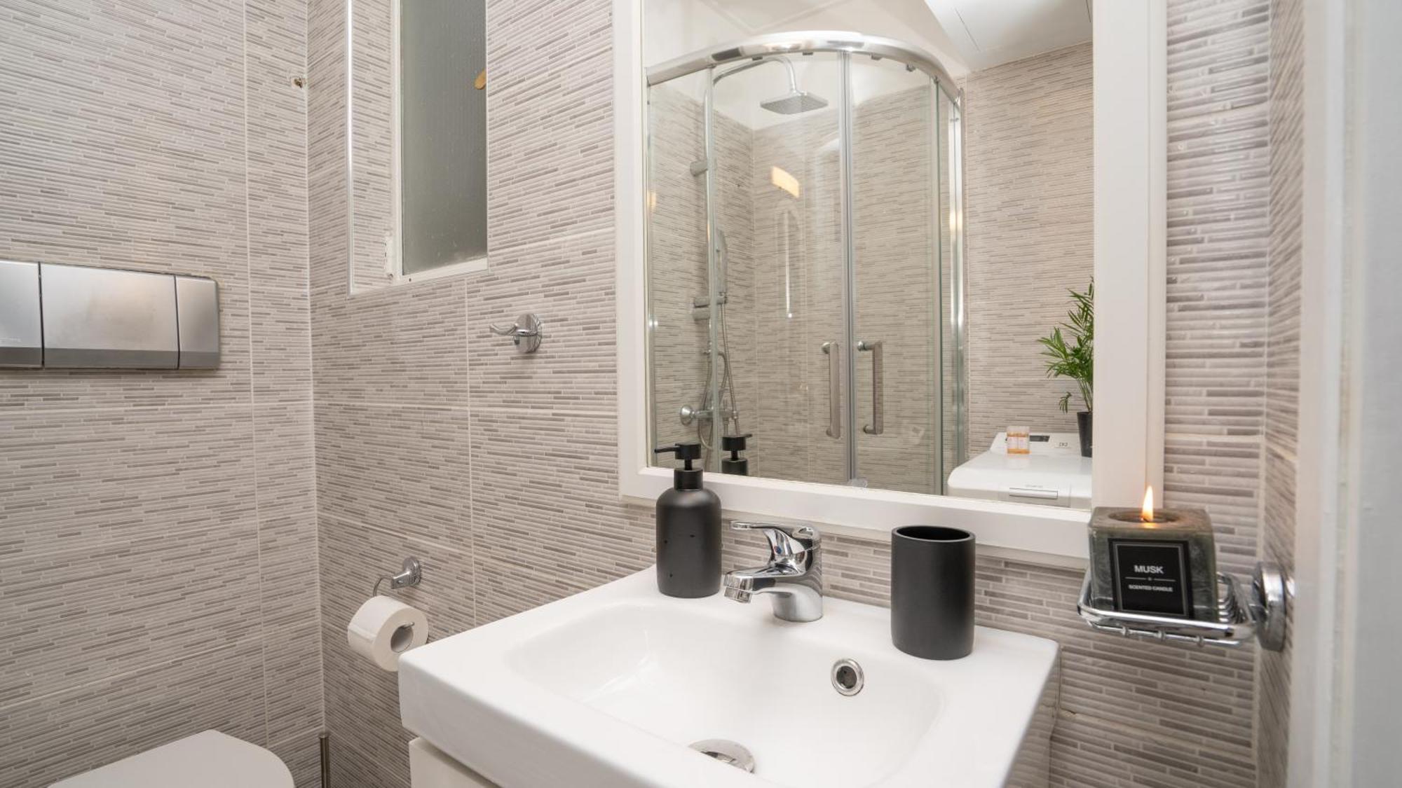Quiet City Center Apt On A Pedestrian Street Атина Екстериор снимка