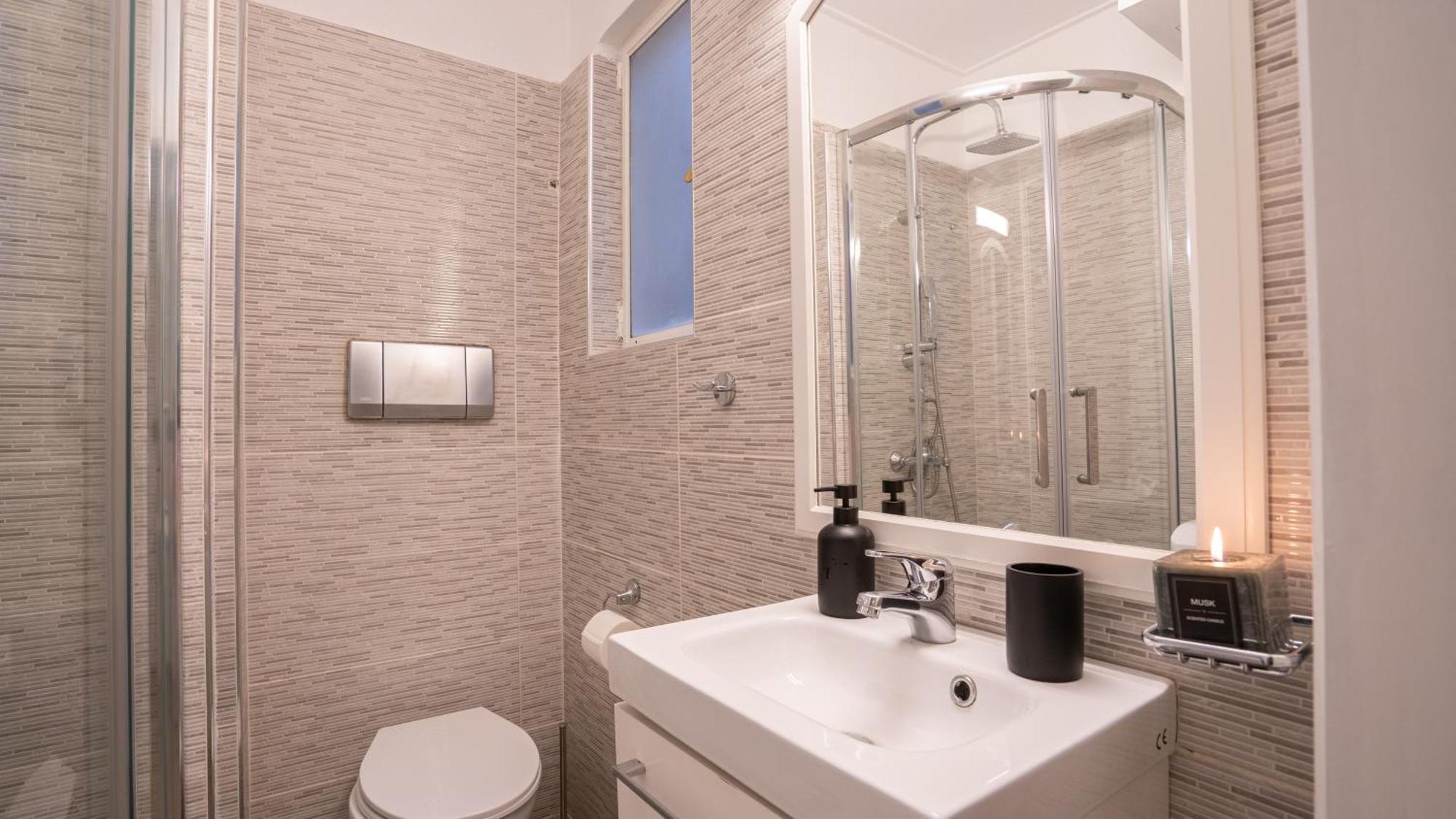 Quiet City Center Apt On A Pedestrian Street Атина Екстериор снимка