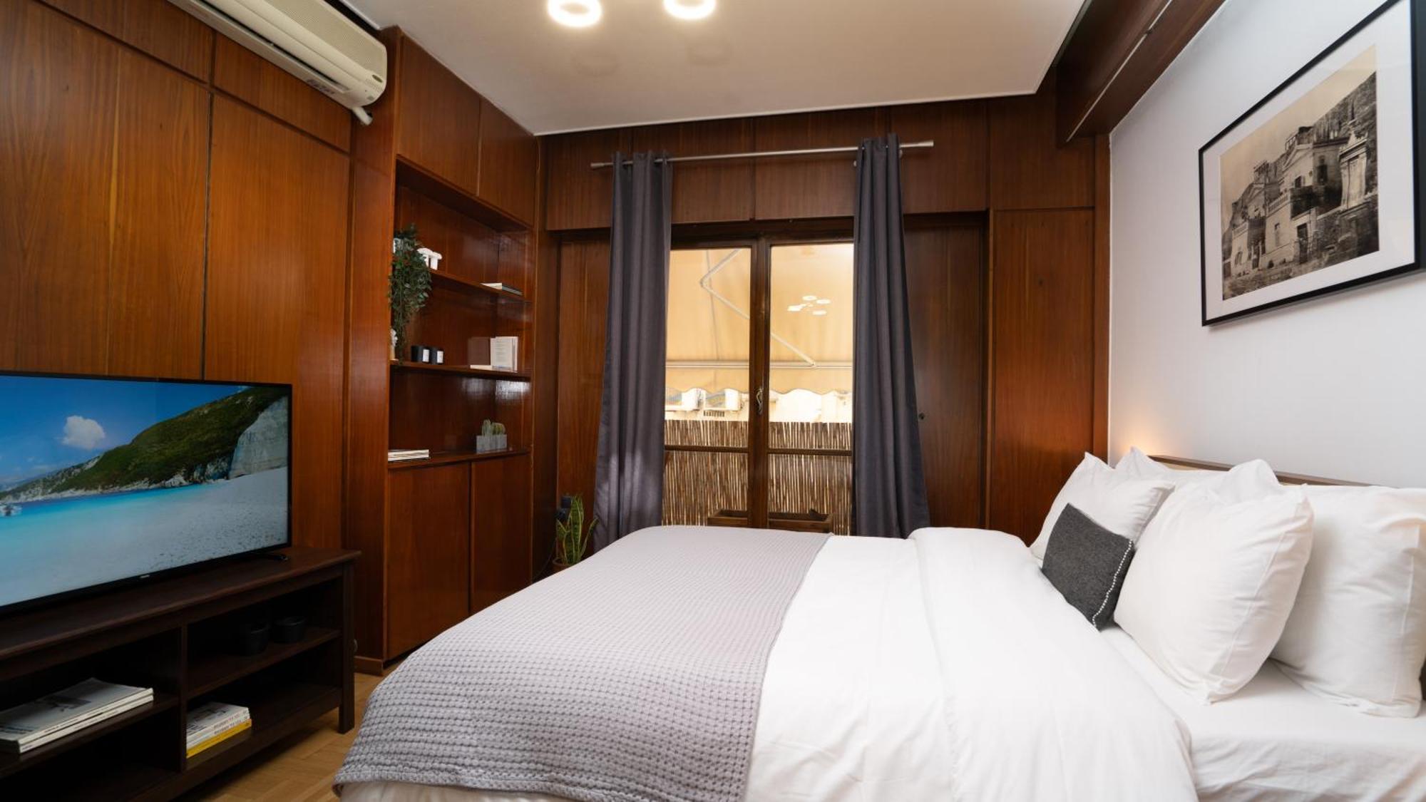Quiet City Center Apt On A Pedestrian Street Атина Екстериор снимка
