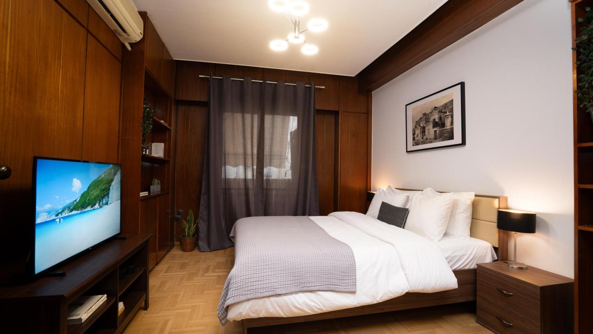 Quiet City Center Apt On A Pedestrian Street Атина Екстериор снимка