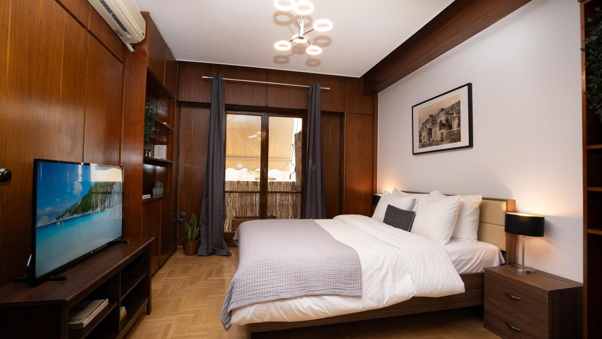 Quiet City Center Apt On A Pedestrian Street Атина Екстериор снимка
