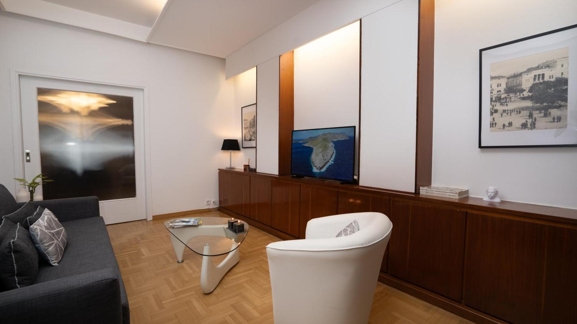 Quiet City Center Apt On A Pedestrian Street Атина Екстериор снимка